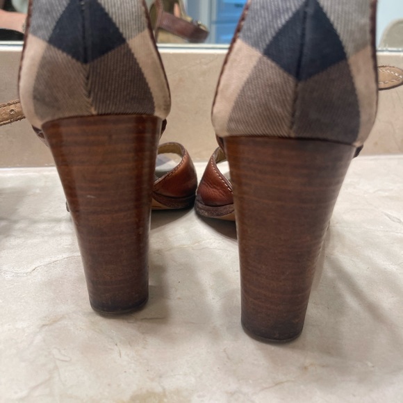 Burberry
Novacheck Platforms
Size: US 8 Regular (M, B) - Picture 7 of 10